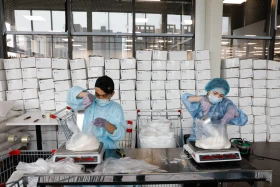 Елордалық мыңдаған балаға әлеуметтік көмек және маскалар тарату - фото 14