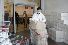 Елордалық мыңдаған балаға әлеуметтік көмек және маскалар тарату - фото 18