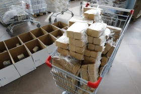 Елордалық мыңдаған балаға әлеуметтік көмек және маскалар тарату - фото 19