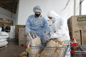 Елордалық мыңдаған балаға әлеуметтік көмек және маскалар тарату - фото 20