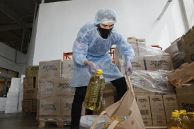 Елордалық мыңдаған балаға әлеуметтік көмек және маскалар тарату - фото 21