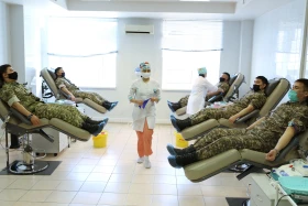 Астанада әскери қызметшілер қан тапсыру бойынша қайырымдылық акциясына қатысты - фото 1