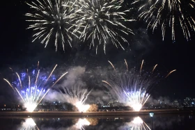 В честь дня Республики Казахстан запустили салют и показали шоу дронов - фото 1