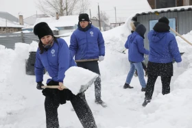 Уборка снега волонтерами “Біз біргеміз” - фото 1