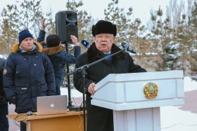 Аты аңызға айналған Иван Панфилов пен Бауыржан Момышұлының ескерткіштеріне гүл шоқтары қойылды - фото 3