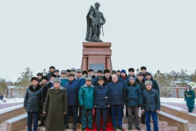 Аты аңызға айналған Иван Панфилов пен Бауыржан Момышұлының ескерткіштеріне гүл шоқтары қойылды - фото 4