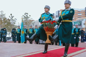 Аты аңызға айналған Иван Панфилов пен Бауыржан Момышұлының ескерткіштеріне гүл шоқтары қойылды - фото 6