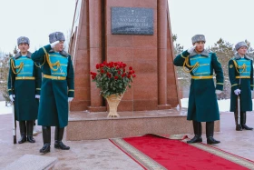 Аты аңызға айналған Иван Панфилов пен Бауыржан Момышұлының ескерткіштеріне гүл шоқтары қойылды - фото 7