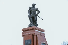 Аты аңызға айналған Иван Панфилов пен Бауыржан Момышұлының ескерткіштеріне гүл шоқтары қойылды - фото 9