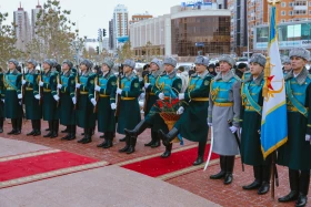 Аты аңызға айналған Иван Панфилов пен Бауыржан Момышұлының ескерткіштеріне гүл шоқтары қойылды - фото 12