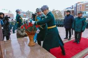 Аты аңызға айналған Иван Панфилов пен Бауыржан Момышұлының ескерткіштеріне гүл шоқтары қойылды - фото 13