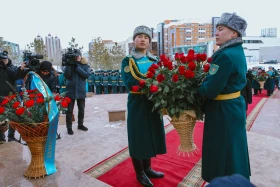 Аты аңызға айналған Иван Панфилов пен Бауыржан Момышұлының ескерткіштеріне гүл шоқтары қойылды - фото 14