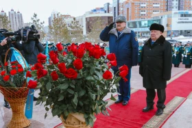 Аты аңызға айналған Иван Панфилов пен Бауыржан Момышұлының ескерткіштеріне гүл шоқтары қойылды - фото 17