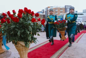 Аты аңызға айналған Иван Панфилов пен Бауыржан Момышұлының ескерткіштеріне гүл шоқтары қойылды - фото 18