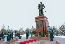 Аты аңызға айналған Иван Панфилов пен Бауыржан Момышұлының ескерткіштеріне гүл шоқтары қойылды - фото 22