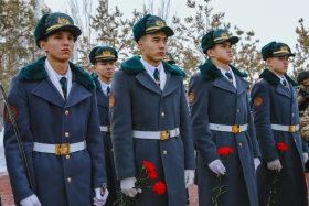 Аты аңызға айналған Иван Панфилов пен Бауыржан Момышұлының ескерткіштеріне гүл шоқтары қойылды - фото 23