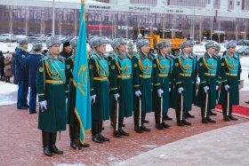 Аты аңызға айналған Иван Панфилов пен Бауыржан Момышұлының ескерткіштеріне гүл шоқтары қойылды - фото 25