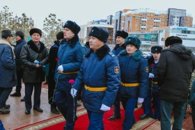 Аты аңызға айналған Иван Панфилов пен Бауыржан Момышұлының ескерткіштеріне гүл шоқтары қойылды - фото 27