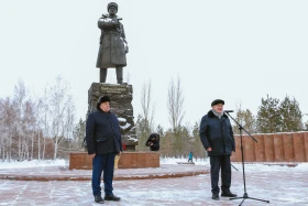 Аты аңызға айналған Иван Панфилов пен Бауыржан Момышұлының ескерткіштеріне гүл шоқтары қойылды - фото 32