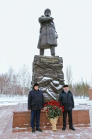 Аты аңызға айналған Иван Панфилов пен Бауыржан Момышұлының ескерткіштеріне гүл шоқтары қойылды - фото 35