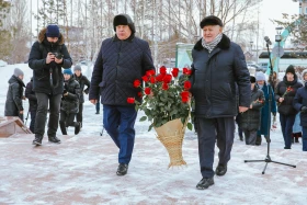 Аты аңызға айналған Иван Панфилов пен Бауыржан Момышұлының ескерткіштеріне гүл шоқтары қойылды - фото 40