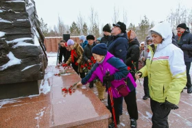 Аты аңызға айналған Иван Панфилов пен Бауыржан Момышұлының ескерткіштеріне гүл шоқтары қойылды - фото 41