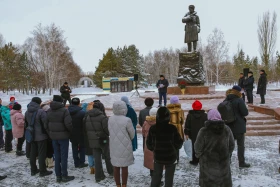 Аты аңызға айналған Иван Панфилов пен Бауыржан Момышұлының ескерткіштеріне гүл шоқтары қойылды - фото 43