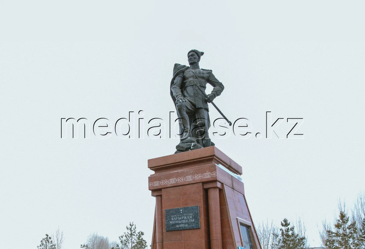 Аты аңызға айналған Иван Панфилов пен Бауыржан Момышұлының ескерткіштеріне гүл шоқтары қойылды - фото 1