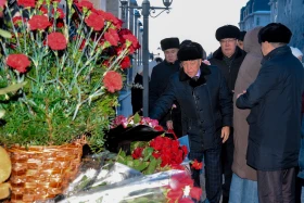 Казахстанцы несут цветы к посольству Азербайджана в Астане - фото 3