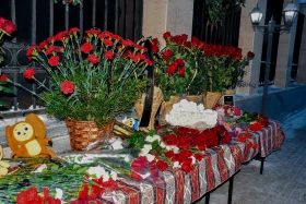 Елордалықтар Әзербайжан елшілігінің алдына гүл шоғын қойып жатыр - фото 1
