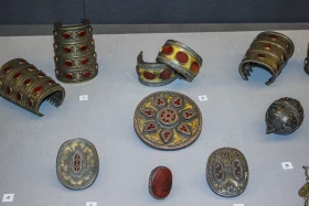 Ювелирные изделия казахов разных времен - фото 38