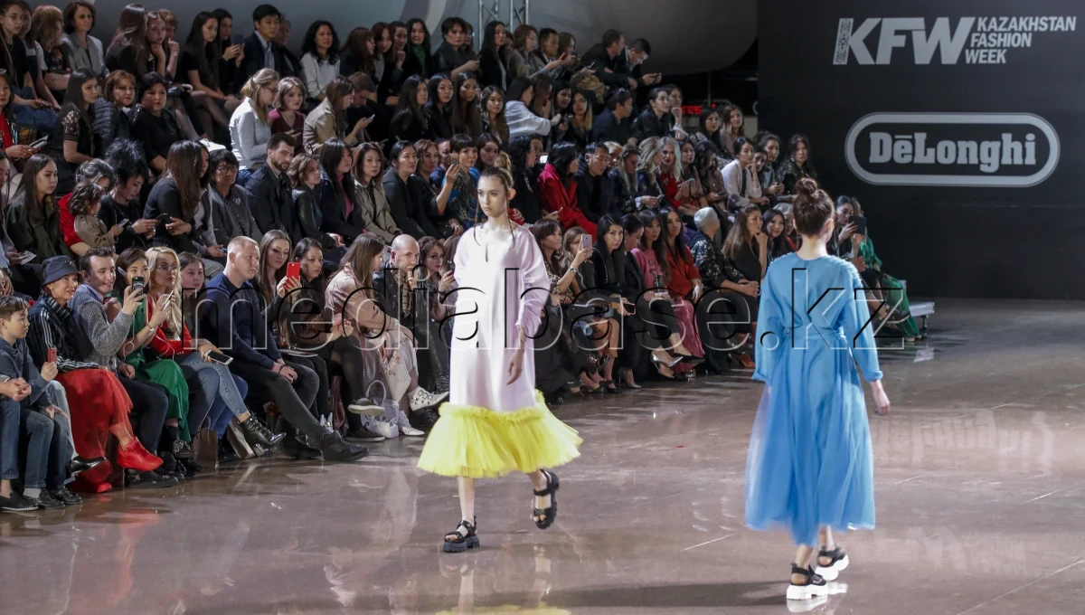 Дизайнеры представляют свои коллекции на неделе моды в Алматы - фото 1