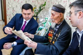Президент Телерадиокешені соғыс ардагері Жақан Сейсебаевты ғасыр жасымен құттықтады - фото 4