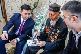Президент Телерадиокешені соғыс ардагері Жақан Сейсебаевты ғасыр жасымен құттықтады - фото 7