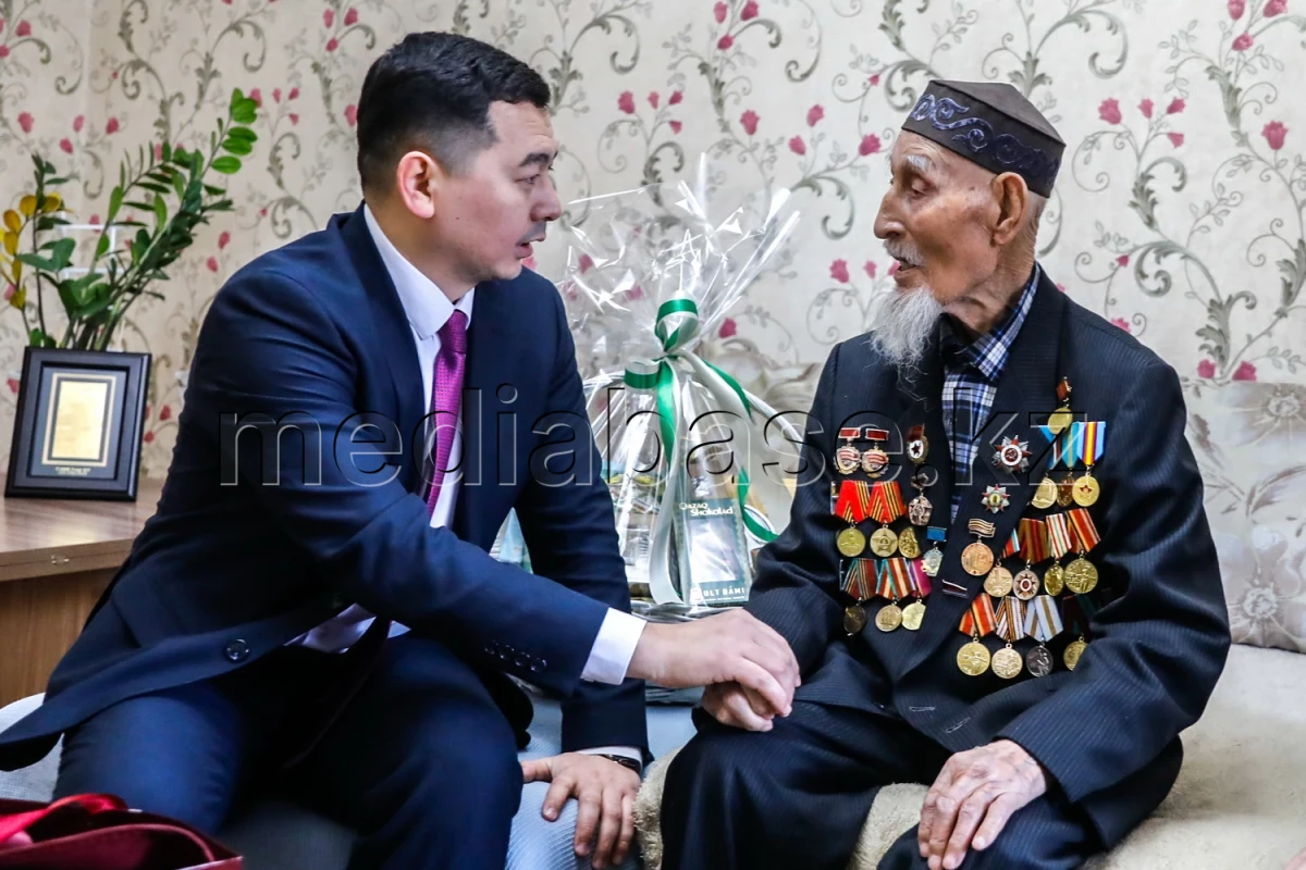 Президент Телерадиокешені соғыс ардагері Жақан Сейсебаевты ғасыр жасымен құттықтады - фото 1