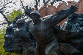 Алматының 28 панфиловшы саябағындағы мемориалға гүл шоқтары қойылды