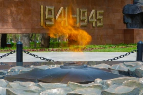 Алматының 28 панфиловшы саябағындағы мемориалға гүл шоқтары қойылды - фото 2