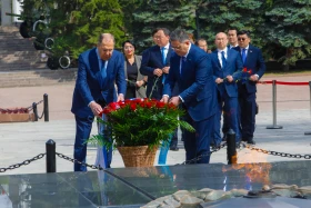 Алматының 28 панфиловшы саябағындағы мемориалға гүл шоқтары қойылды - фото 3