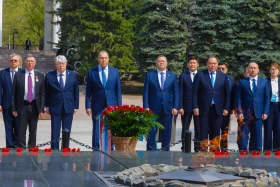 Алматының 28 панфиловшы саябағындағы мемориалға гүл шоқтары қойылды - фото 4