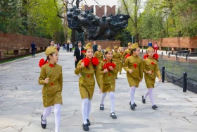 Алматының 28 панфиловшы саябағындағы мемориалға гүл шоқтары қойылды - фото 6