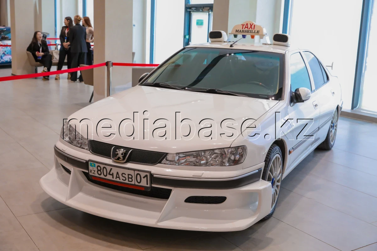 Француздың «Такси» фильміндегі культтік көлік Астанадағы көрмеде таныстырылды - фото 1