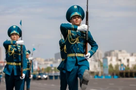 Астанадағы әскери парад: Жеңістің 80 жылдығына орай «Қазақ елі» алаңымен генералдар сап түзеп өтті - фото 3