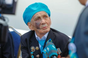 Астанадағы әскери парад: Жеңістің 80 жылдығына орай «Қазақ елі» алаңымен генералдар сап түзеп өтті - фото 4