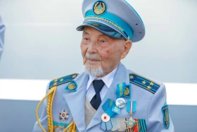 Астанадағы әскери парад: Жеңістің 80 жылдығына орай «Қазақ елі» алаңымен генералдар сап түзеп өтті - фото 5