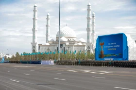 Астанадағы әскери парад: Жеңістің 80 жылдығына орай «Қазақ елі» алаңымен генералдар сап түзеп өтті - фото 6