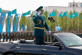 Астанадағы әскери парад: Жеңістің 80 жылдығына орай «Қазақ елі» алаңымен генералдар сап түзеп өтті - фото 7