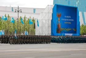 Астанадағы әскери парад: Жеңістің 80 жылдығына орай «Қазақ елі» алаңымен генералдар сап түзеп өтті - фото 8