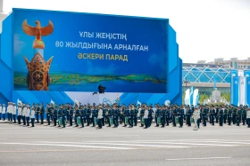 Астанадағы әскери парад: Жеңістің 80 жылдығына орай «Қазақ елі» алаңымен генералдар сап түзеп өтті - фото 9