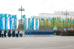 Астанадағы әскери парад: Жеңістің 80 жылдығына орай «Қазақ елі» алаңымен генералдар сап түзеп өтті - фото 10