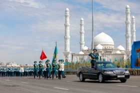 Астанадағы әскери парад: Жеңістің 80 жылдығына орай «Қазақ елі» алаңымен генералдар сап түзеп өтті - фото 11